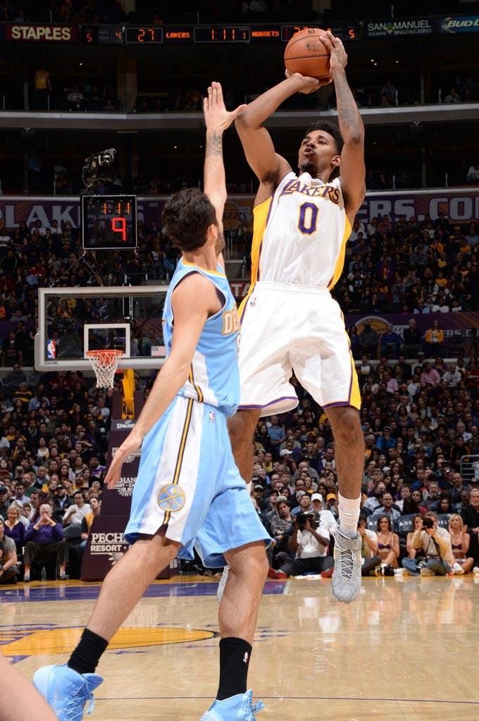 篮球勇士球员训练营表现亮眼（勇士队球员在训练营中表现出色）