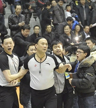 半岛晨报：中足联不作为，中超倒数第二轮不同时开球影响公平（半岛晨报：中足联不作为致中超倒数第二轮未同期开球，影响赛事公正）