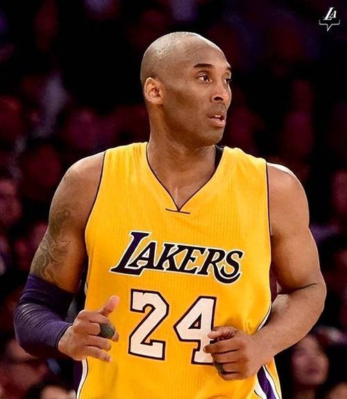 U22国足力克韩国U22，球迷在球员谢场时高喊“雄起”（U22国足击败韩国U22，谢场之际球迷齐声高呼“雄起”）