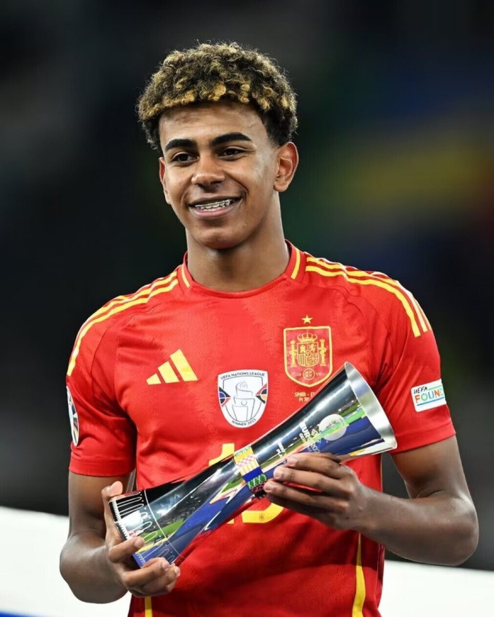 成都蓉城在中超和足协杯表现不佳，古尔芬克尔可能离队，周定洋面临续约问题，俱乐部需补强阵容。（中超足协杯双线低迷，成都蓉城或失古尔芬克尔、周定洋续约成疑，亟待补强阵容）