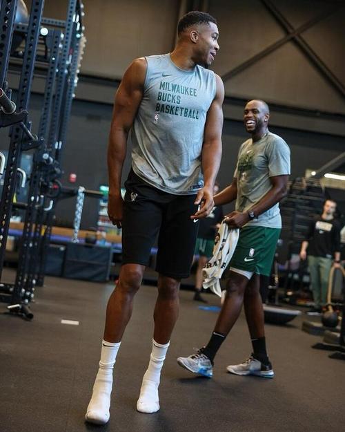 阿隆索曾在瓜帅手下出场79次，师徒二人迎来执教生涯首次交锋（昔日弟子阿隆索曾在瓜帅麾下出战79场，师徒首次以主帅身份对决）