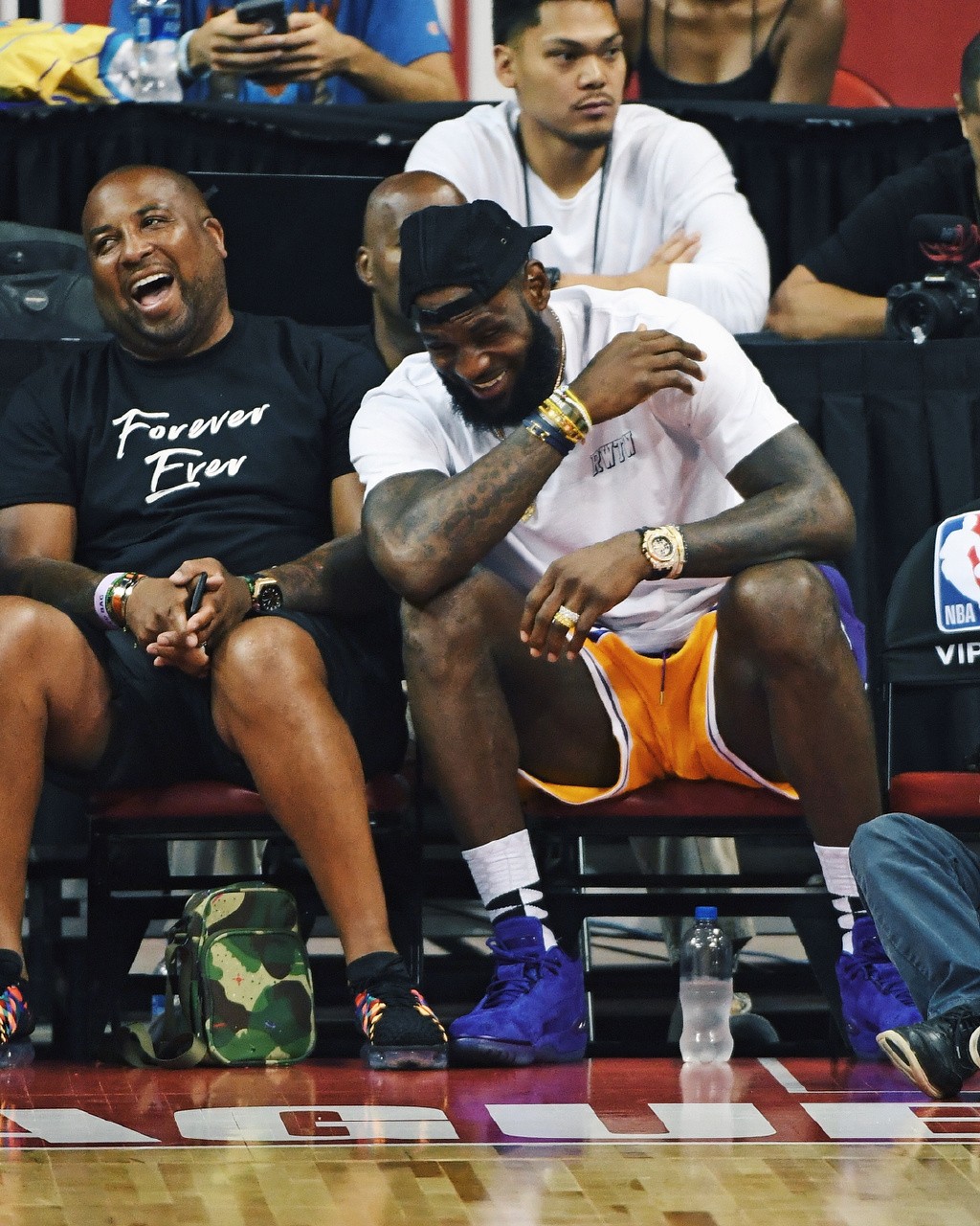 篮球湖人核心球员连续四场得分上双（湖人核心已连续四战得分上双）